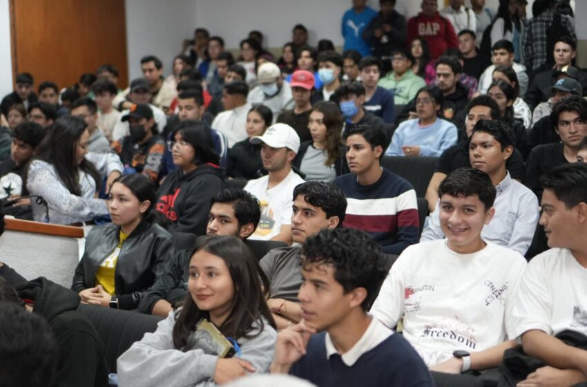  Gladyz Butanda socializa teleférico de Morelia con estudiantes universitarios