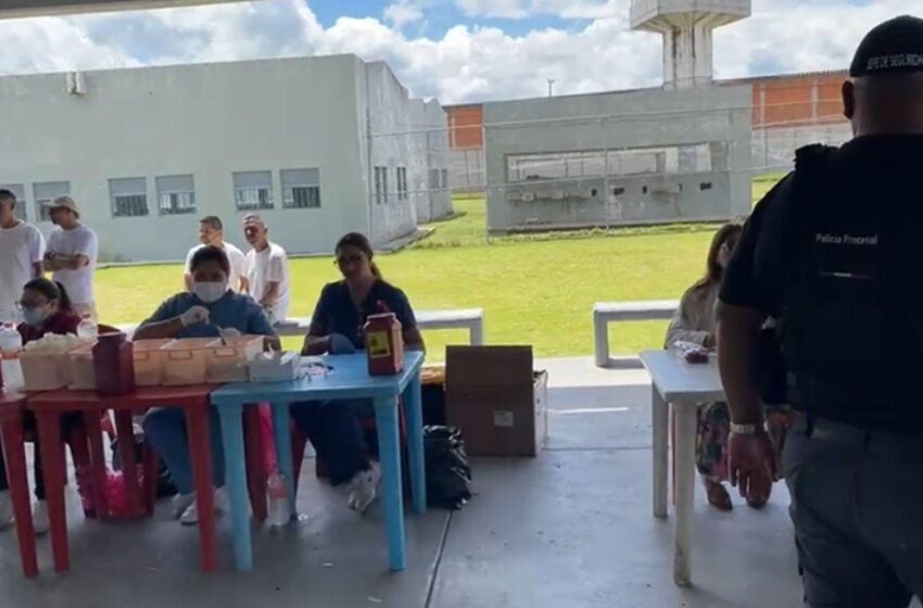  Llevan servicios de salud a internos de los penales de La Piedad y Zamora