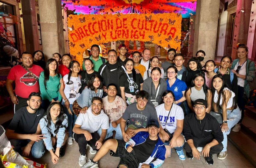  Estudiantes de la UPN Zitácuaro montan ofrenda monumental de la Monarca