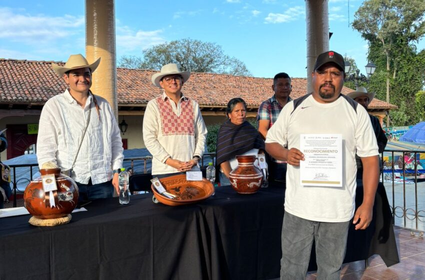  Premian las mejores piezas de alfarería de Patamban