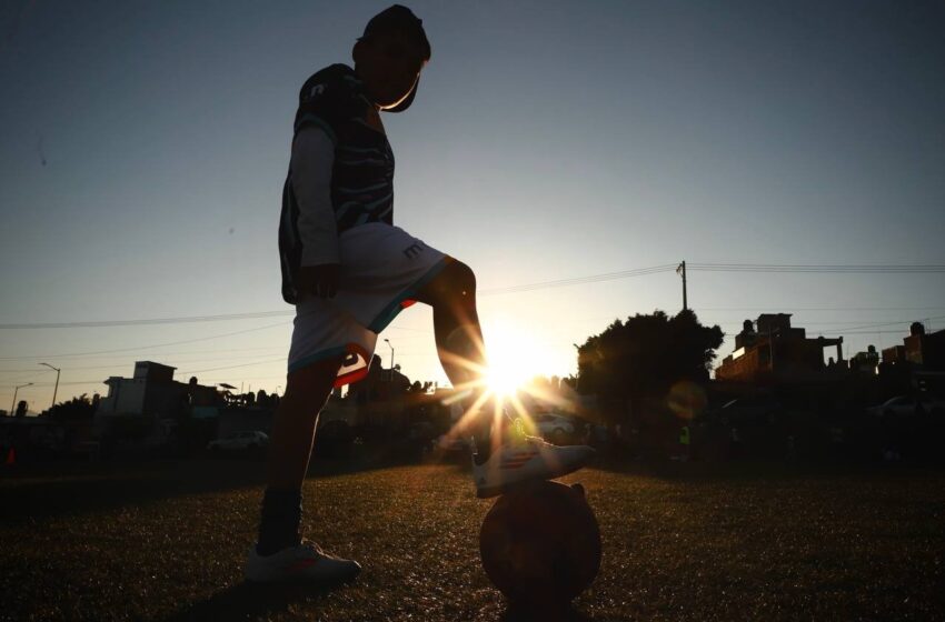  DIF Morelia entrega uniformes a niñas y niños de escuelas de fútbol ‘Estrellas del Mañana’