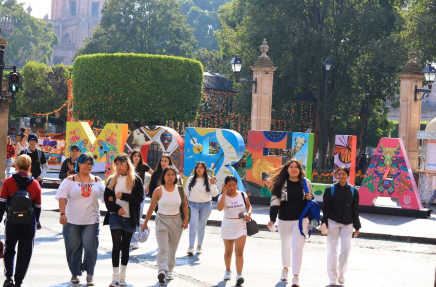 Asiáticos, europeos y americanos disfrutan de los atractivos de Morelia