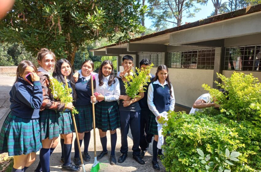  Estudiantes del Conalep mejoran el entorno de su comunidad