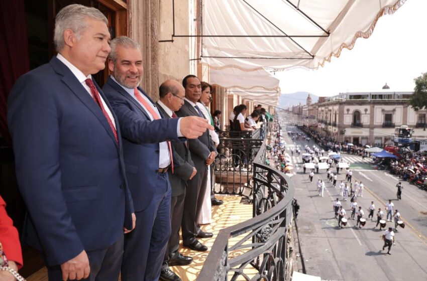  Asiste Bedolla al desfile por el 114 Aniversario del Inicio de la Revolución Mexicana