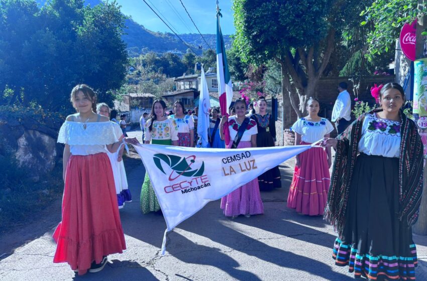  Estudiantes del Cecytem desfilaron por el Aniversario de la Revolución Mexicana