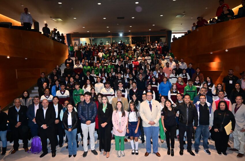 Reconoce Cecytem a más de 100 estudiantes destacados
