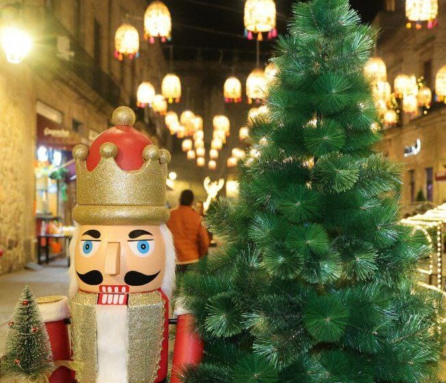 Disfrutan morelianas y morelianos encendido navideño y Pista de Hielo