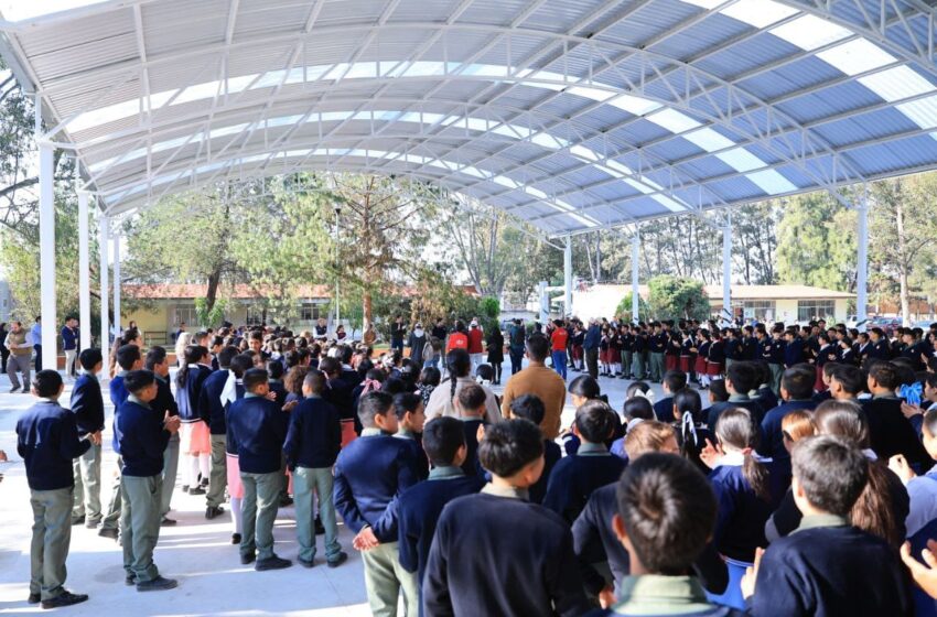  Entrega Alfonso Martínez techumbres en escuelas de Santa María