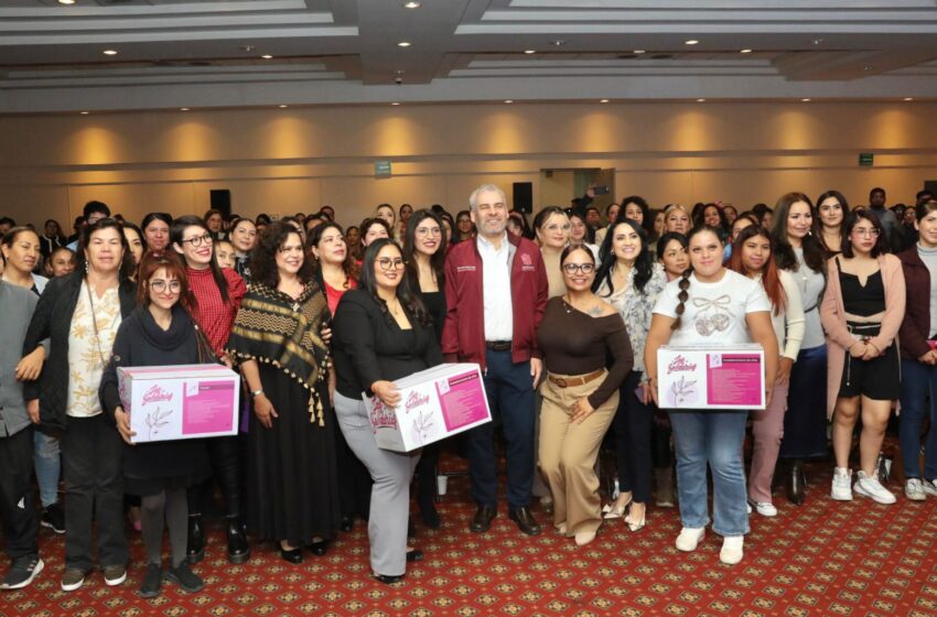  Bedolla entrega kits para emprendedoras; se busca fortalecer autonomía económica