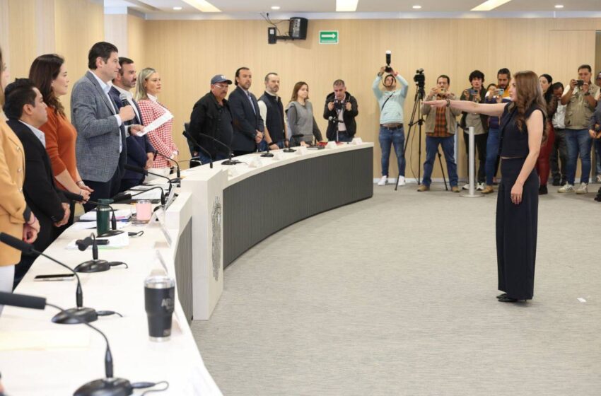  Cabildo de Morelia reelige a Contralora Municipal