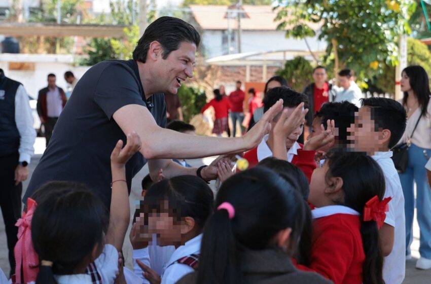  Gobierno de Alfonso Martínez construirá cancha de fútbol en escuela primaria