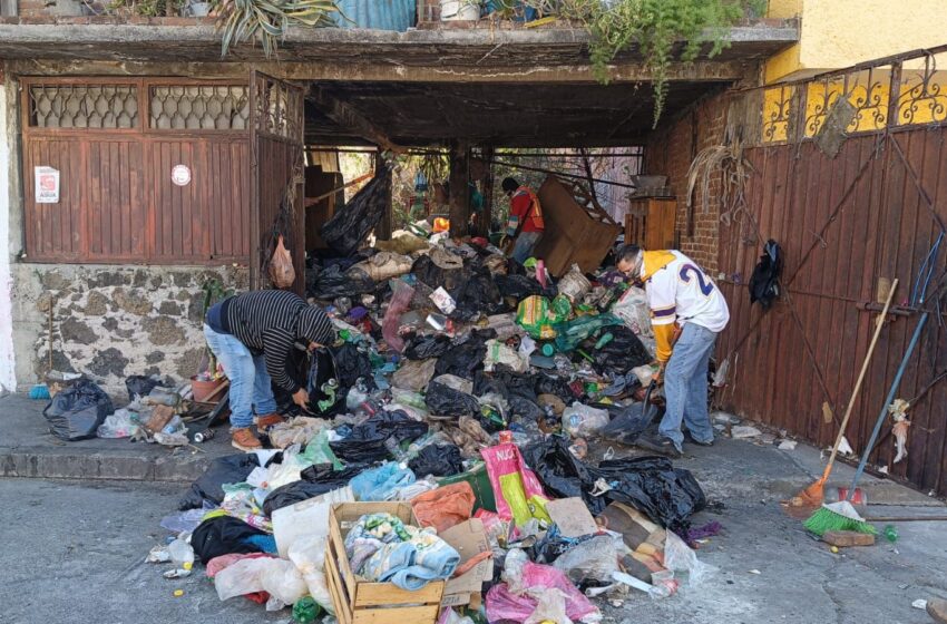  Limpieza y apoyo en hogar de persona que acumuló 32 toneladas de basura en Morelia