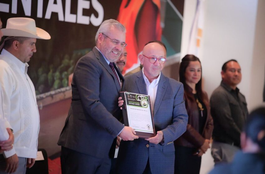  Bedolla entrega certificados ProForest Avocado a empacadoras de aguacate