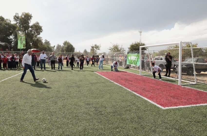  Entrega Bedolla cancha de fútbol en Yurécuaro para prevenir el delito a través del deporte