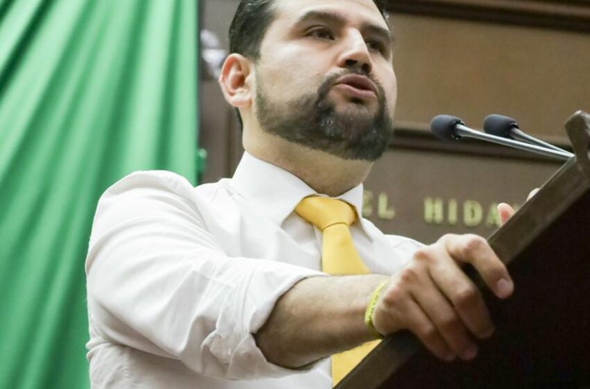  ⁠El diputado Octavio Ocampo Cordova, coordinador del Grupo Parlamentario del PRD Michoacán, presentó una iniciativa para reformar el Código Penal del estado y endurecer las sanciones contra el hostigamiento y el acoso sexual.   El legislador dijo que “la propuesta responde al alarmante aumento de estos delitos, que en 2024 sumaron más de 1,600 denuncias en la entidad, según datos del Secretariado Ejecutivo del Sistema Nacional de Seguridad Pública”.  A través de esta iniciativa, Ocampo Cordova busca elevar las penas para estos delitos. La reforma al artículo 169 propone de 2 a 5 años de prisión para el hostigamiento sexual y de 1 a 3 años para el acoso, con inhabilitaciones más severas para servidores públicos y docentes. En los casos donde la víctima sea especialmente vulnerable, las penas aumentarían hasta 5 años.  El legislador perredista destacó que, aunque existen protocolos y mecanismos de prevención, el hostigamiento y el acoso persisten, afectando a mujeres, niñas y personas de la diversidad sexual. Señaló la urgencia de dotar a los juzgadores de herramientas legales más contundentes para garantizar justicia a las víctimas.  Asimismo, reconoció el trabajo de la Secretaría de Igualdad Sustantiva y Desarrollo de las Mujeres Michoacanas en la lucha contra la violencia de género y reiteró su compromiso desde el Congreso del Estado para fortalecer las acciones de prevención y protección. Esta iniciativa es un paso importante en Michoacán para la lucha contra la violencia sexual