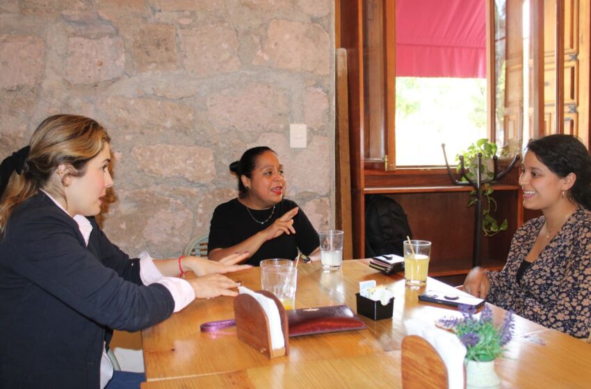  Reconoce Brissa Arroyo trayectoria de Yareni Pérez, galardonada con la presea “Mujer michoacana 2025”