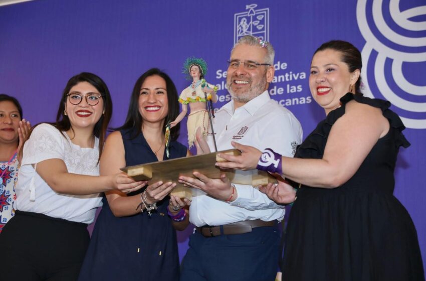  Bedolla entrega Presea Eréndira a michoacanas destacadas; por primera vez a una adolescente