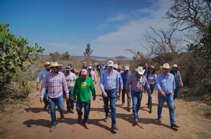  Arranca Alfonso Martínez rehabilitación de camino saca cosecha en Chiquimitío