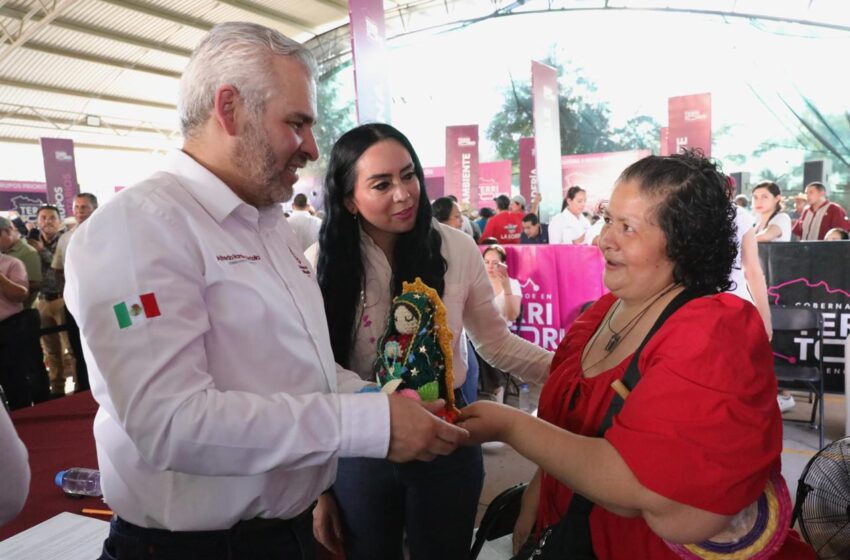  En Huetamo, Bedolla atendió 265 peticiones de vivienda, educación y créditos para negocios