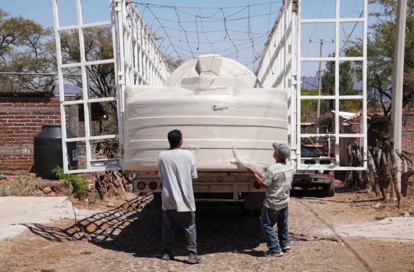  Entrega de captadores de agua pluvial en Tangamandapio: DIF Michoacán