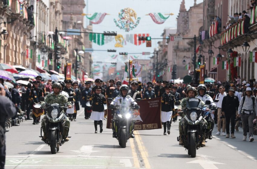 Espectacular desfile en honor a Morelos corona el programa patrio en Morelia