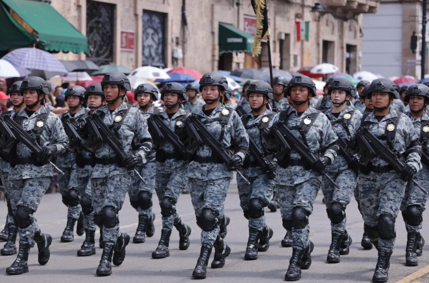  Encabeza Bedolla desfile cívico militar en honor a Morelos; familias desbordan orgullo y pertenencia