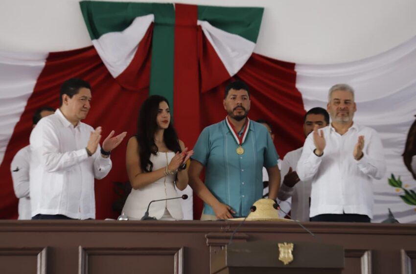  Otorga 76 Legislatura Presea “Constitución de 1814” a Felipe Orlando Aragón Andrade