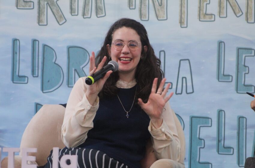  Andrea Chapela se presenta con gran audiencia en la FILLM