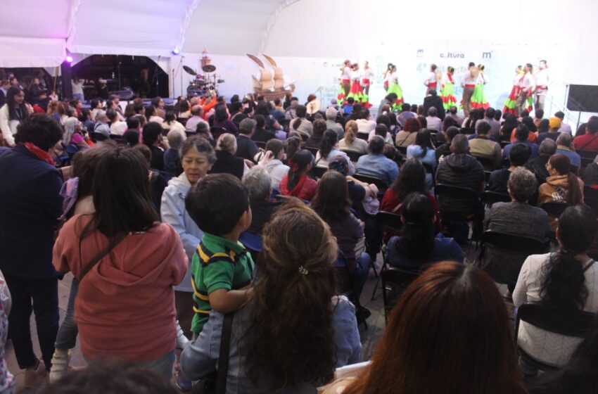  Lleno total del Ballet Folklórico del Ayuntamiento en foro principal de la FILLM