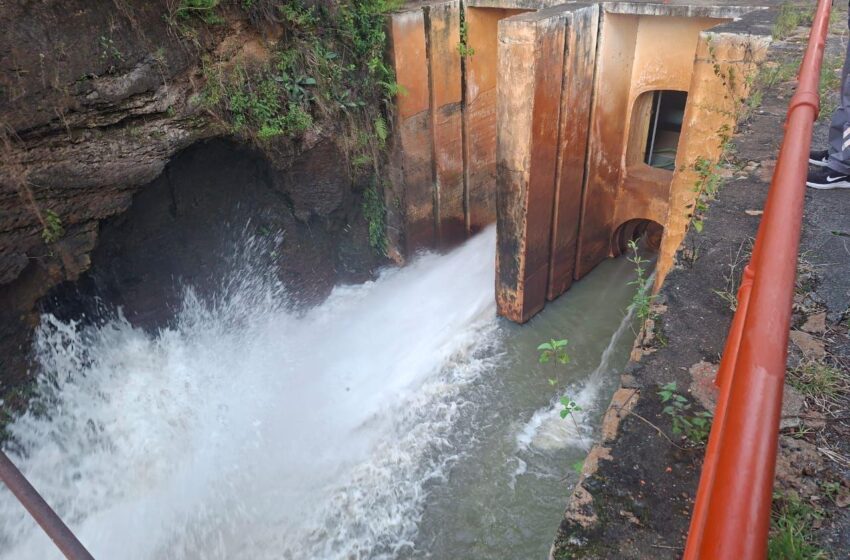 Conagua inicia desfogue controlado de la presa de Cointzio