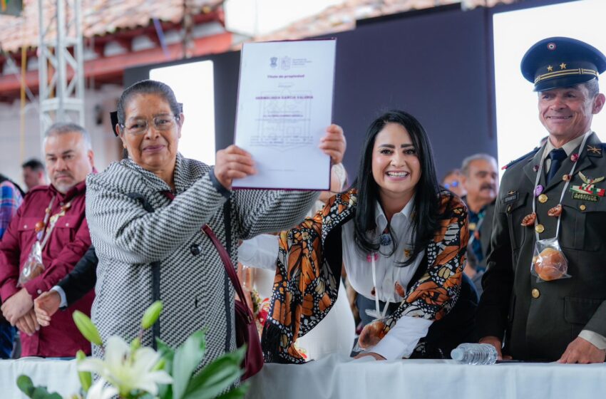  Entrega Gladyz Butanda 79 escrituras para vivienda en Huiramba