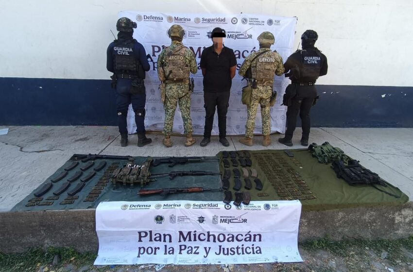  SSP y fuerzas federales detienen a hombre en posesión de armamento, en Apatzingán